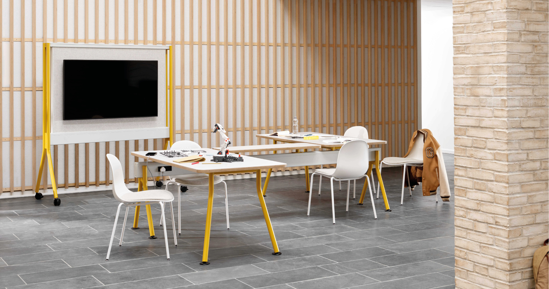 CoLab Wide Easel